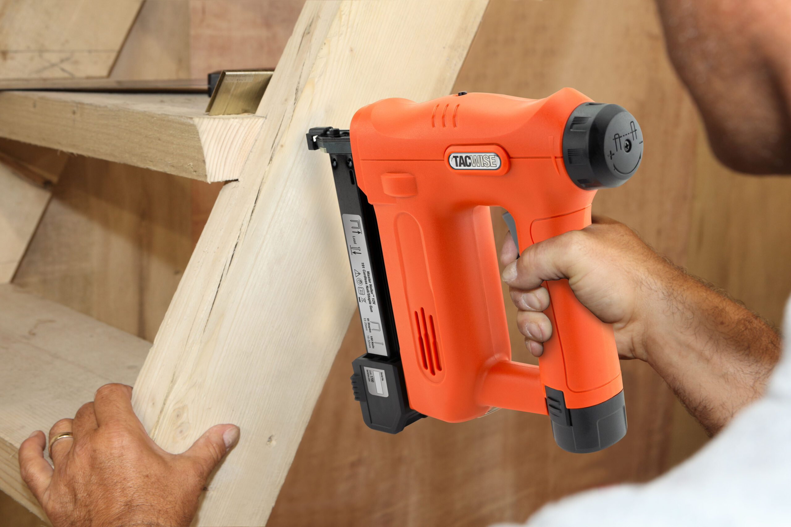 Master Nailer 191 Cordless 12V Staple/Nail Gun with 1000 Staples and 2000 Nails – Image 4